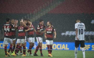 Brasileiro: Flamengo vence Athletico-PR e entra no G4