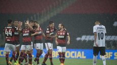 Brasileiro: Flamengo vence Athletico-PR e entra no G4