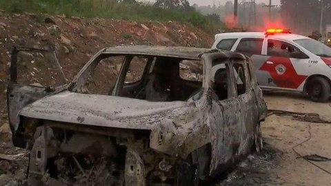 Carro é incendiado com corpo no porta-malas em Guarulhos