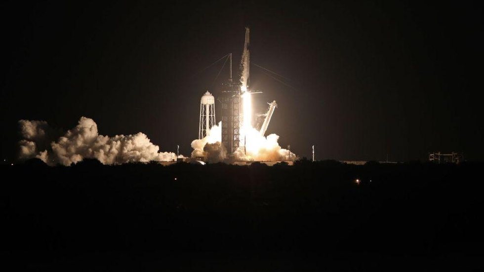Foguete da SpaceX decola para levar 1ª tripulação civil para a órbita