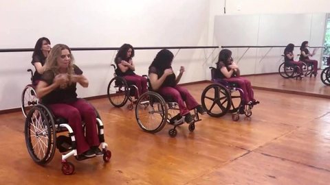 Dançarina que ficou tetraplégica aos 17 anos cria companhia de dança para cadeirantes no DF