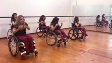 Dançarina que ficou tetraplégica aos 17 anos cria companhia de dança para cadeirantes no DF