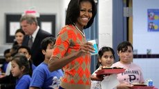 Michelle Obama lança plataforma para investir na educação de meninas
