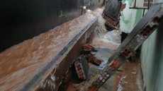 Força da água derruba canaleta durante temporal em Auriflama
