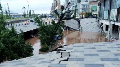 Cratera engole 21 veículos ao lado de shopping na China