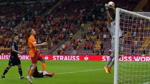 Galatasaray vence Lazio na Liga Europa com gol contra bizarro de goleiro