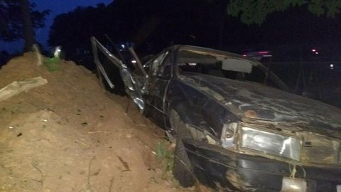Passageira morre após motorista bater veículo em árvore às margens de rodovia