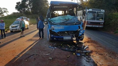 Acidente entre caminhão e micro-ônibus deixa 10 pessoas feridas em Santa Fé do Sul