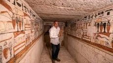 Arqueólogos descobrem cinco túmulos na necrópole de Saqqara, no Egito