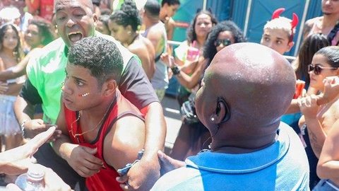 Bloco ‘Chora me liga’ no Rio tem foliões detidos e ambulantes barrados