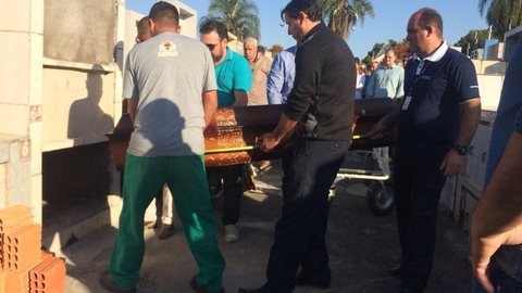Radialista morto em acidente no Beach Park é enterrado sob silêncio em Sorocaba