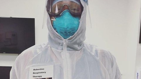 Médicos colam fotos em roupas de proteção para acalmar pacientes de Covid-19