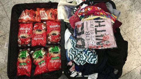 PF prende 8 passageiros no aeroporto de SP com cocaína em cobertores, garrafas e sacos de café