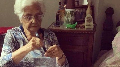 Brasileira de 95 anos costurou luvas na 2ª guerra e hoje tece máscaras