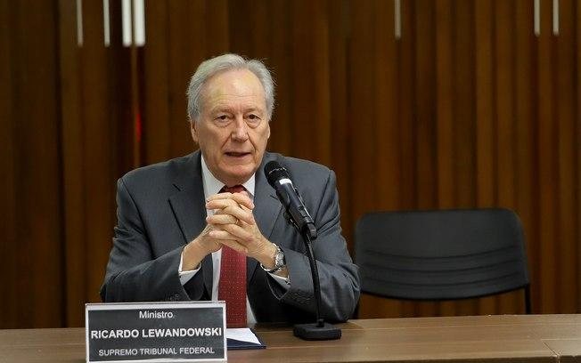 Lewandowski não vê crime contra a Saúde por Bolsonaro e rejeita queixa