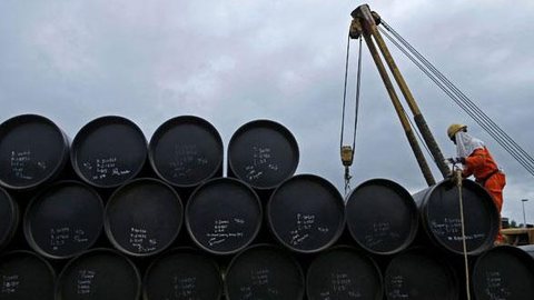 Petróleo sobe acima de US$ 80 de olho em decisão da Opep+ sobre aumento da produção