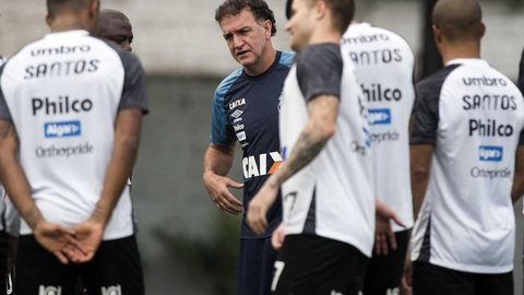 21 jogos, 21 escalações: Cuca jamais repetiu o time em três meses de Santos