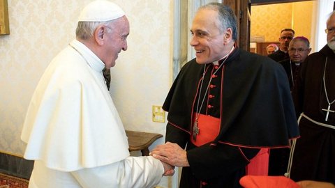 Papa se reúne com cardeal americano em meio a escândalo sobre abusos sexuais