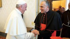Papa se reúne com cardeal americano em meio a escândalo sobre abusos sexuais