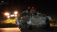 Motorista morre carbonizado ao bater carro em carreta