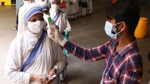 Índia abre mão de testes de vacinas para ampliar imunização
