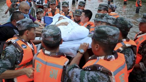 Sobe para 51 o nº de mortos em chuvas torrenciais na China