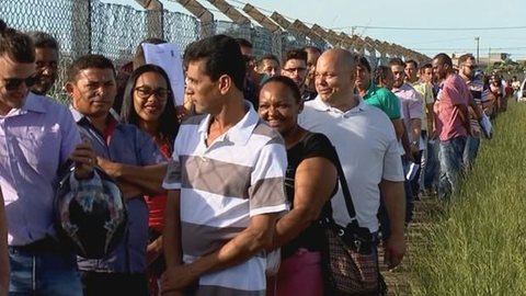 Candidatos formam gigantesca fila em busca de vaga em usina em Rio Preto