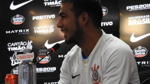 Sornoza projeta títulos no Corinthians e diz estar no maior clube do Brasil