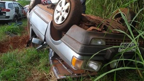 Capotamento de carro deixa feridos em vicinal de Votuporanga