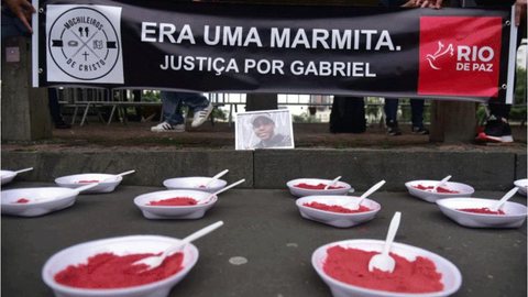 Manifestantes levam 200 marmitas ao Masp em protesto contra policiais que mataram jovem negro que almoçava