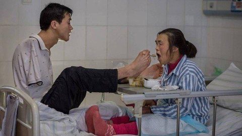 Chinês sem braços alimenta a mãe em hospital