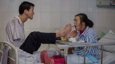 Chinês sem braços alimenta a mãe em hospital