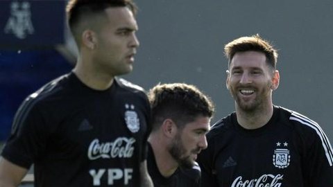 Com Messi, Argentina visita o desfalcado e pressionado Uruguai