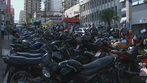 Taxistas e mototaxistas fazem protesto contra aplicativo Uber no Centro de Rio Preto