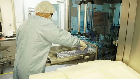 Fiocruz promete entregar 6 milhões de doses por semana da vacina contra a Covid-19 a partir de abril