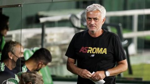 Mourinho celebra mil jogos como técnico com jantar para jogadores e leva torcida da Roma ao delírio; veja