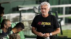 Mourinho celebra mil jogos como técnico com jantar para jogadores e leva torcida da Roma ao delírio; veja