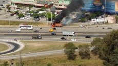 Caminhão pega fogo na Rodovia Raposo Tavares