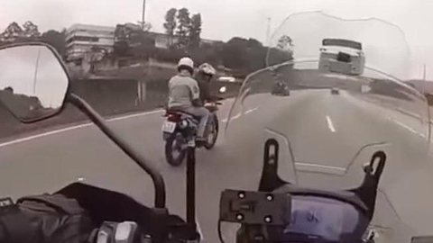 Na contramão, motociclista realiza ‘fuga de cinema’ para evitar assalto; assista