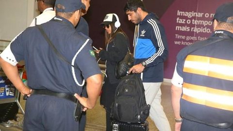 Anitta é clicada pela primeira vez com o namorado em aeroporto