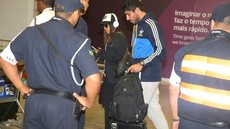 Anitta é clicada pela primeira vez com o namorado em aeroporto