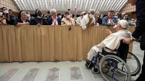 Com dores no joelho, Papa usa cadeira de rodas em público pela 1ª vez