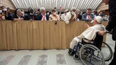 Com dores no joelho, Papa usa cadeira de rodas em público pela 1ª vez