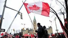 Polícia do Canadá começa a retirar manifestantes da ponte EUA-Canadá