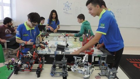 Estudantes disputam torneio mundial de robótica na Dinamarca