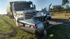 Acidente entre três carros e caminhão deixa mortos em rodovia
