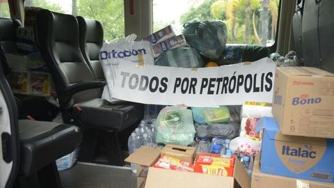 Voluntários se solidarizam e ajudam população de Petrópolis