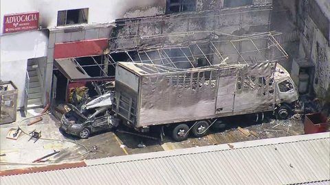 Homem morre na Zona Sul de SP em acidente envolvendo caminhão, carro e fogo em posto de combustível