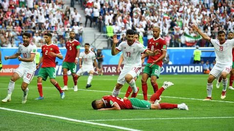 Em jogo fraco tecnicamente, Irã acha gol contra nos acréscimos e bate Marrocos pelo Grupo B