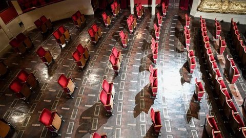 Teatro em Berlim arranca cadeiras para manter distanciamento na plateia